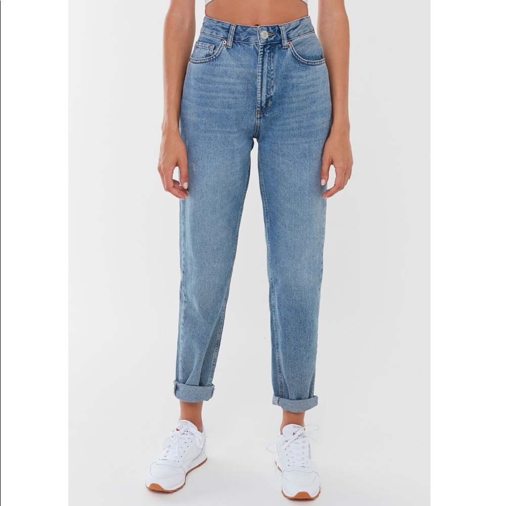 NWT UO High Rise Mom Jeans in Light Wash